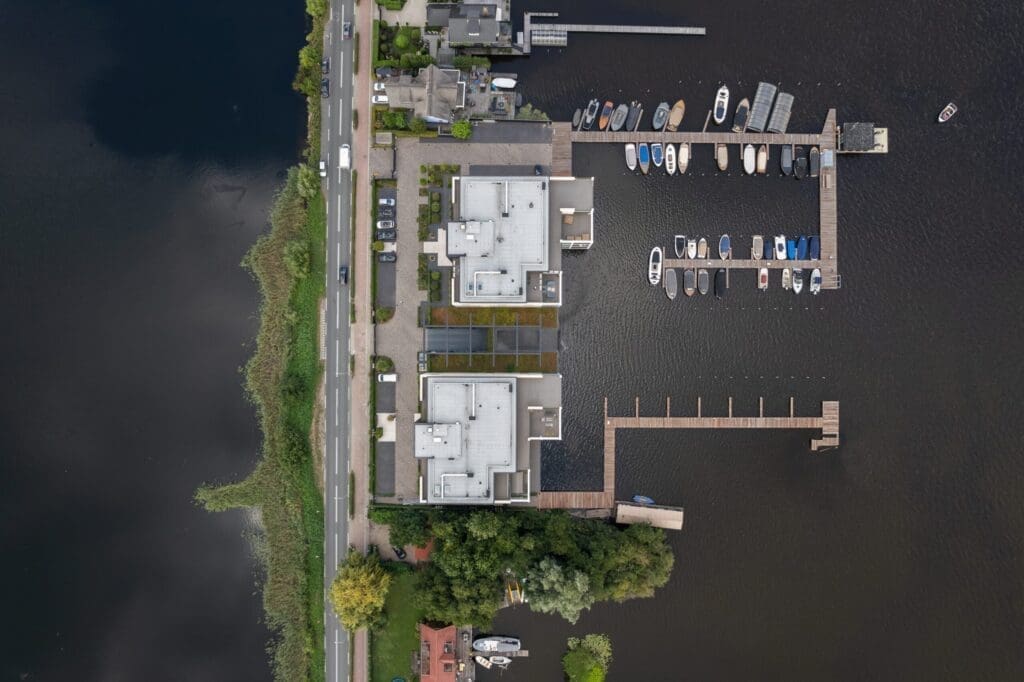 bovenaanzicht bovenaanzicht van de luxe appartementen en de haven