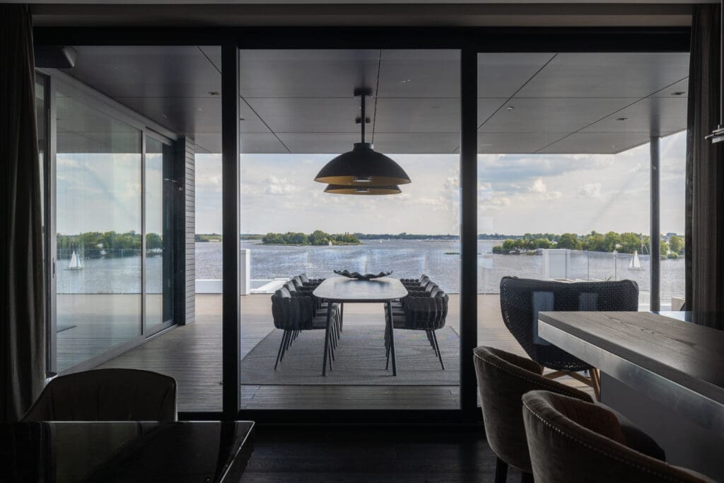 uitzicht vanaf binnen mooi uitzicht vanaf binnen op de loosdrechtseplas