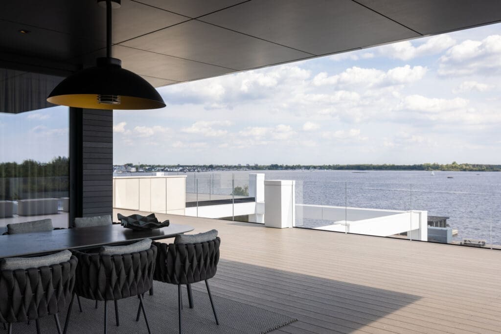 eethoek met uizicht mooie vlonder met een gezellig eethoekje en mooi uitzicht over de plas