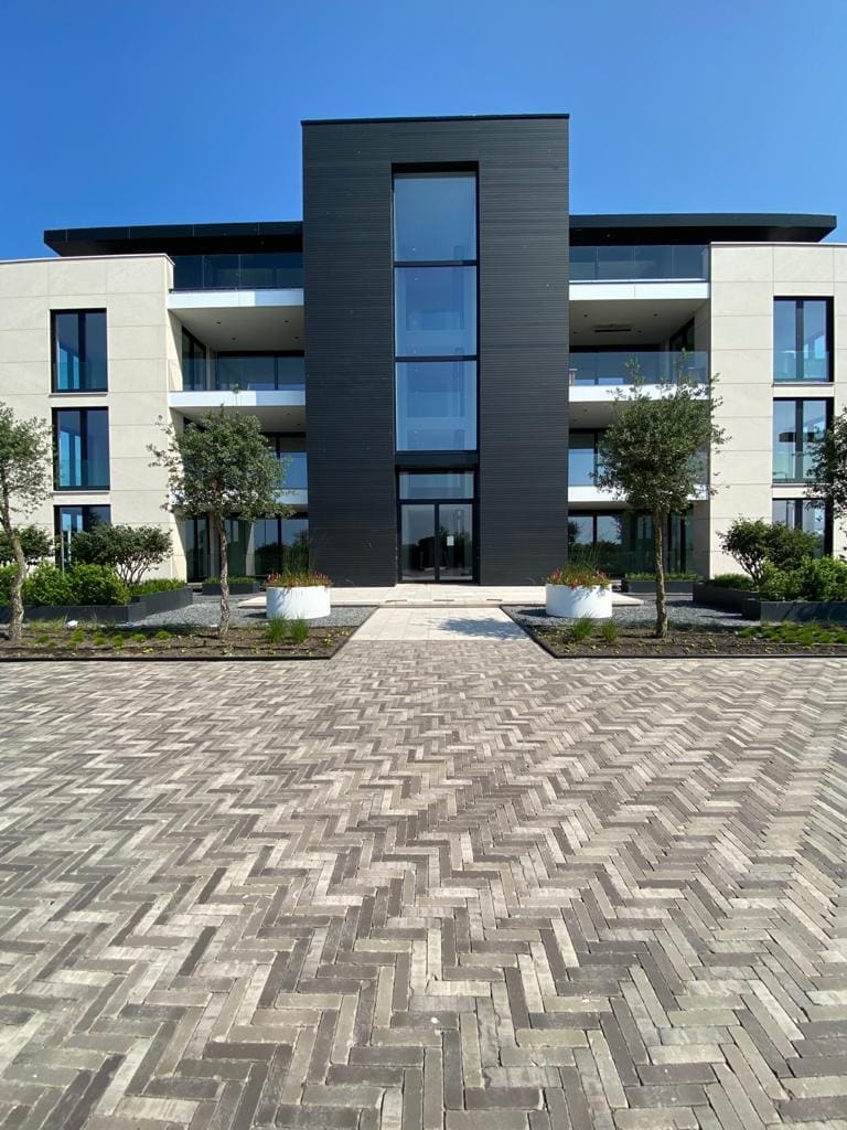 vooraanzicht bestrating vooraanzicht appartementen met klinker oprit en mooie grote borders