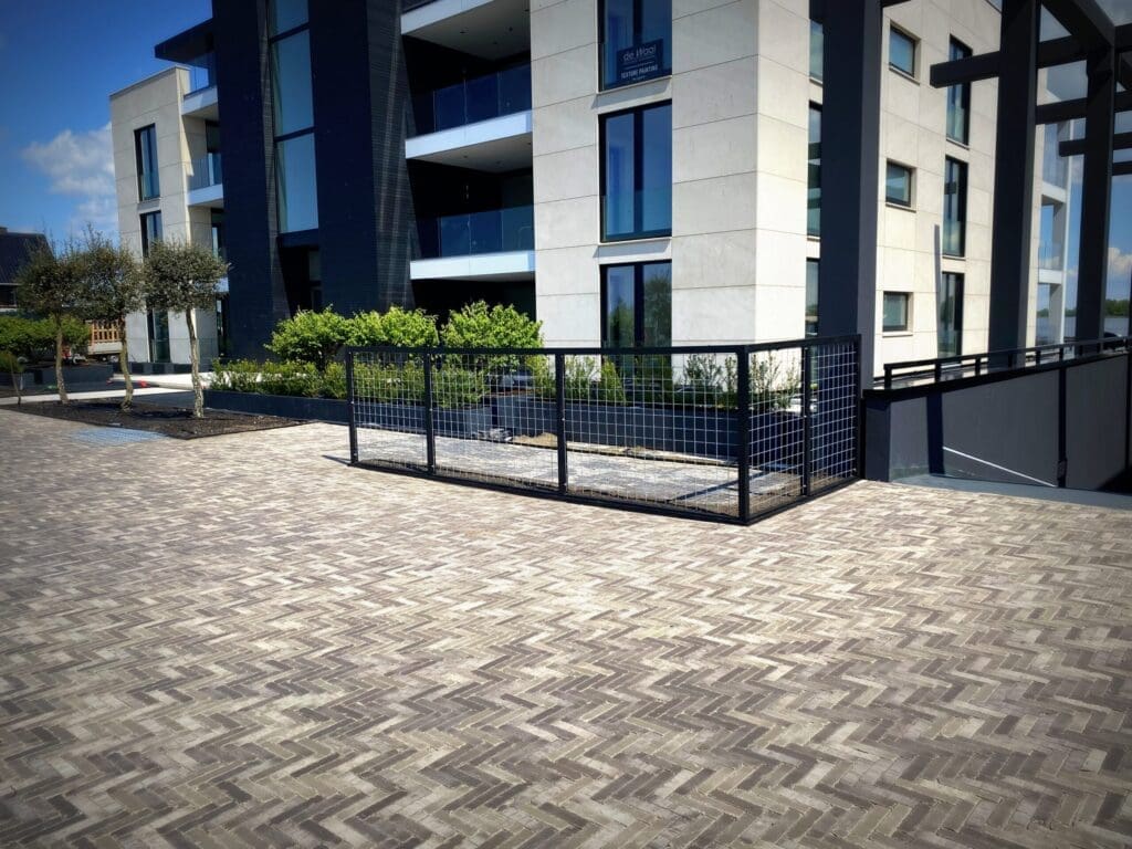 Proces 4 hek met trellis gaas een laag hek met trellis gaas er tussen en een grote klinker oprit naar de garage