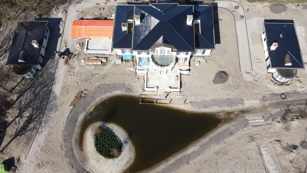 DCIM100MEDIADJI_0060.JPG  bovenaanzicht grote villa met een meertje voor het huis