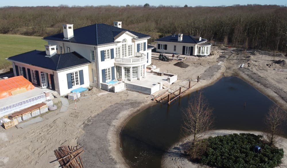 DCIM100MEDIADJI_0045.JPG  meer meer met eiland voor het huis