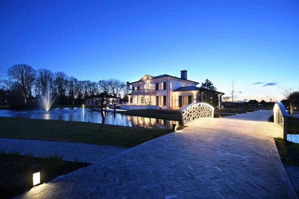 Res.01  brug voor het huis in het avondlicht met mooie spots brug voor het huis in het avondlicht met mooie spots