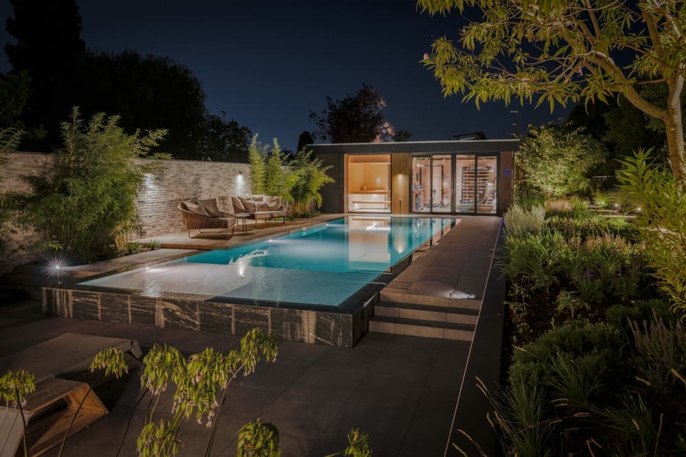 infinitypool in de avond met sfeervolle spotjes er om heen