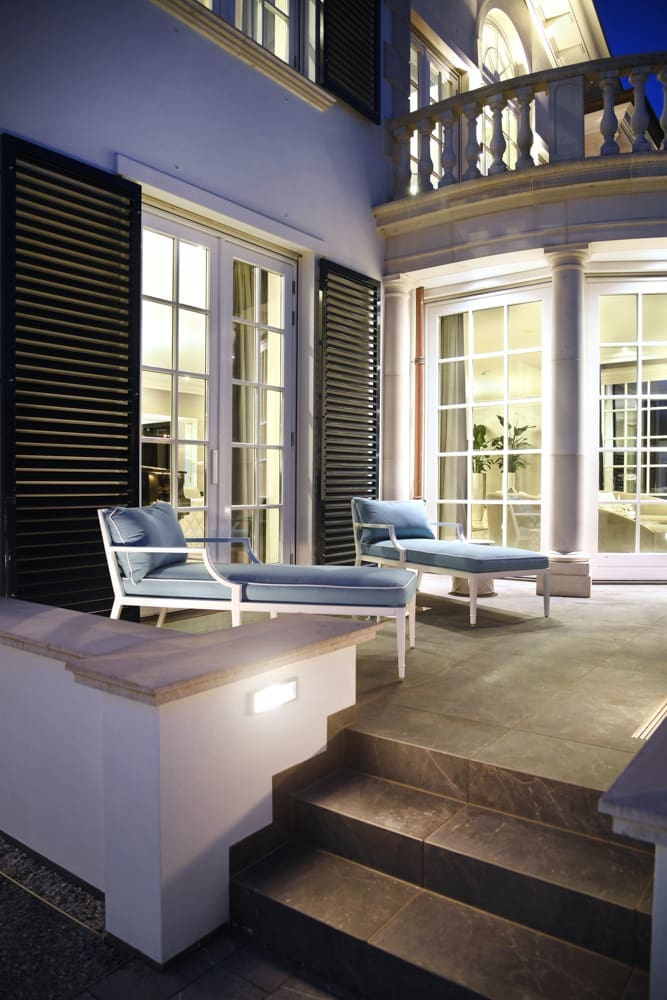 Res.05 terras keramisch terras met ligbed in het avondlicht