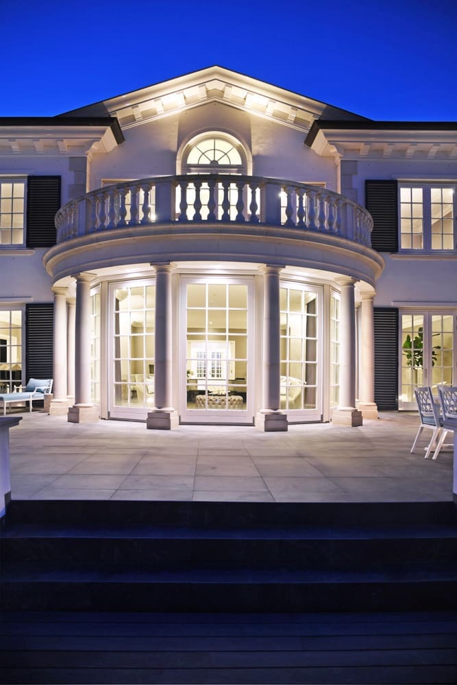Res.06 terras het terras met eettafel en mooie ronding van het huis