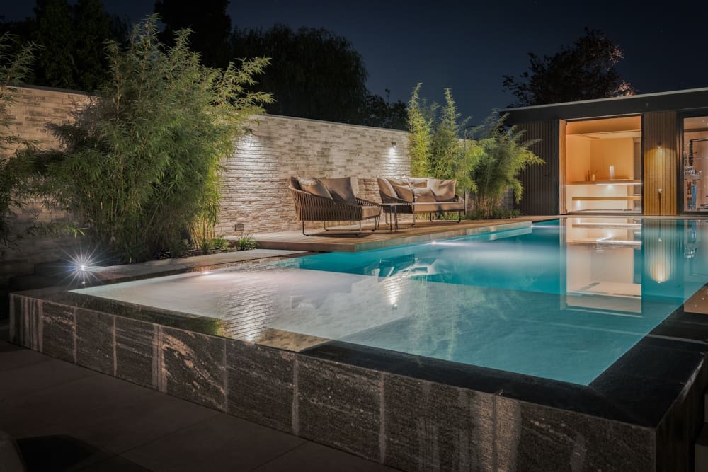 infinitypool met sfeerverlichting