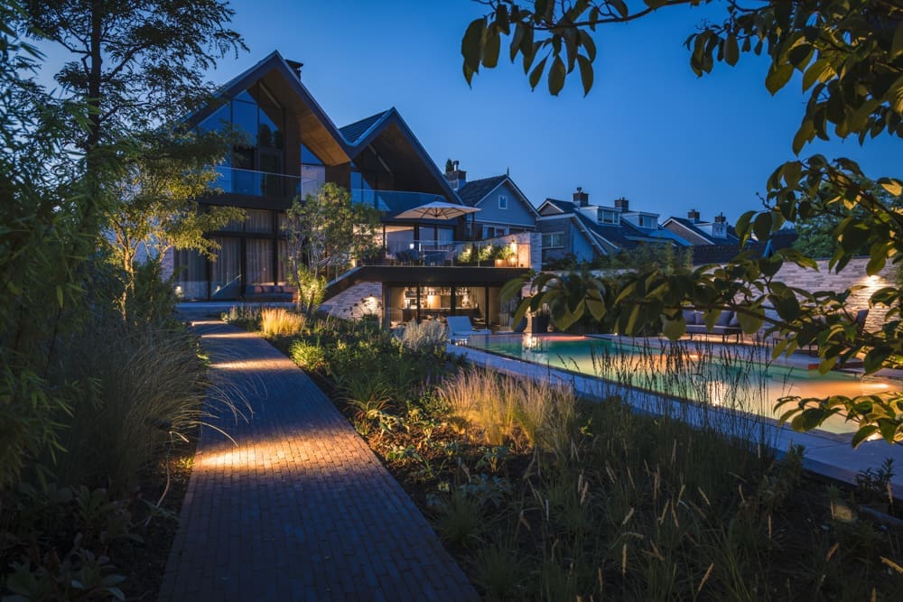 klinkerpad naar het huis met spotjes op het pad