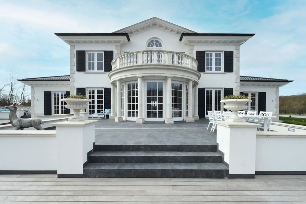 Res.09  keramisch terras keramisch terras met een beeldje van een hert en een witte eettafel