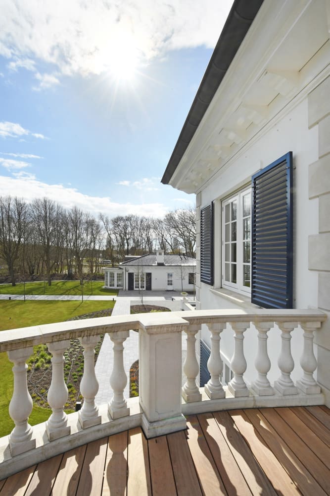 Res.10  balkon uitzicht vanaf het balkon zo de landgoedtuin in