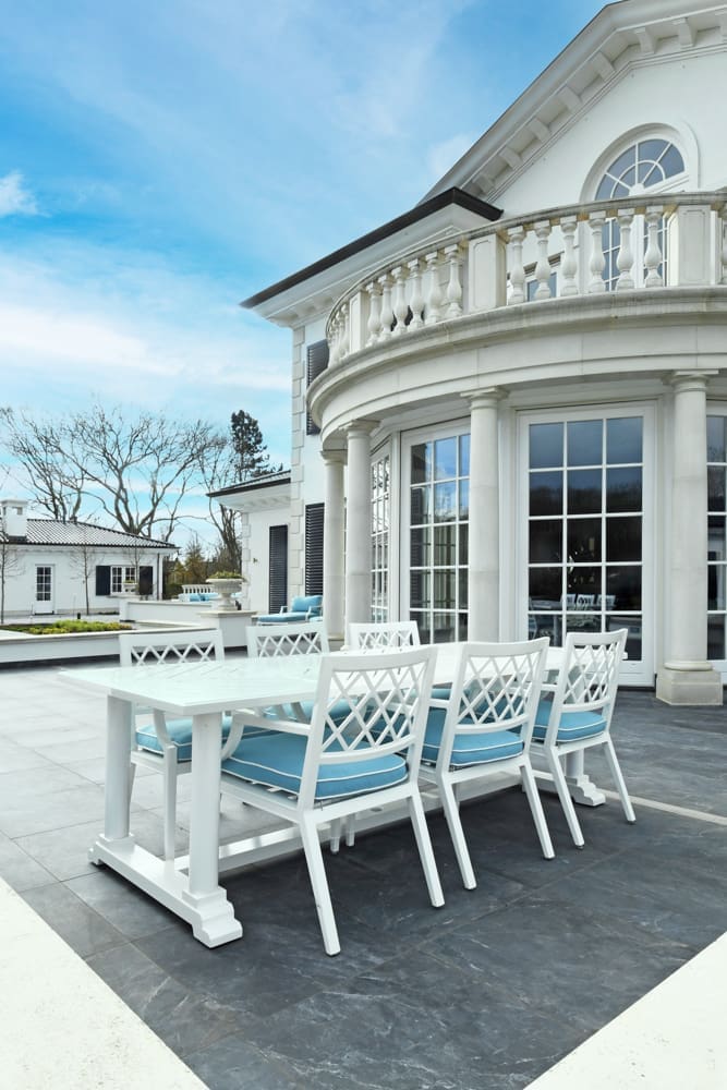 Res.12 terras keramisch terras met eettafel en ligbed