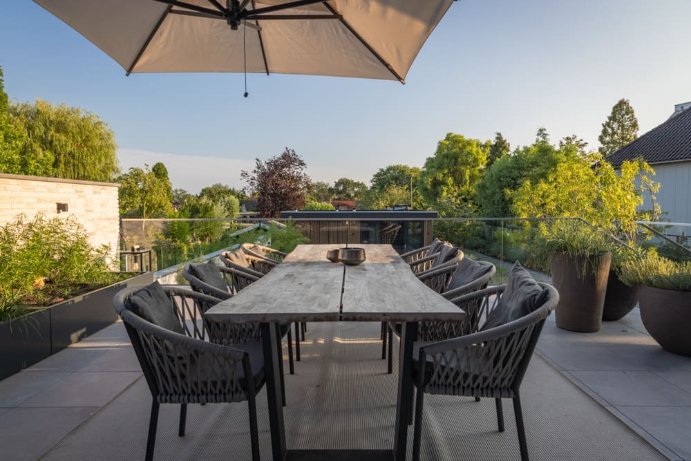 boven terras met eettafel en parasol