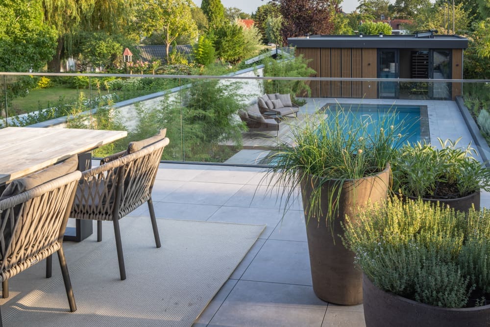 boven terras met potten en eettafel