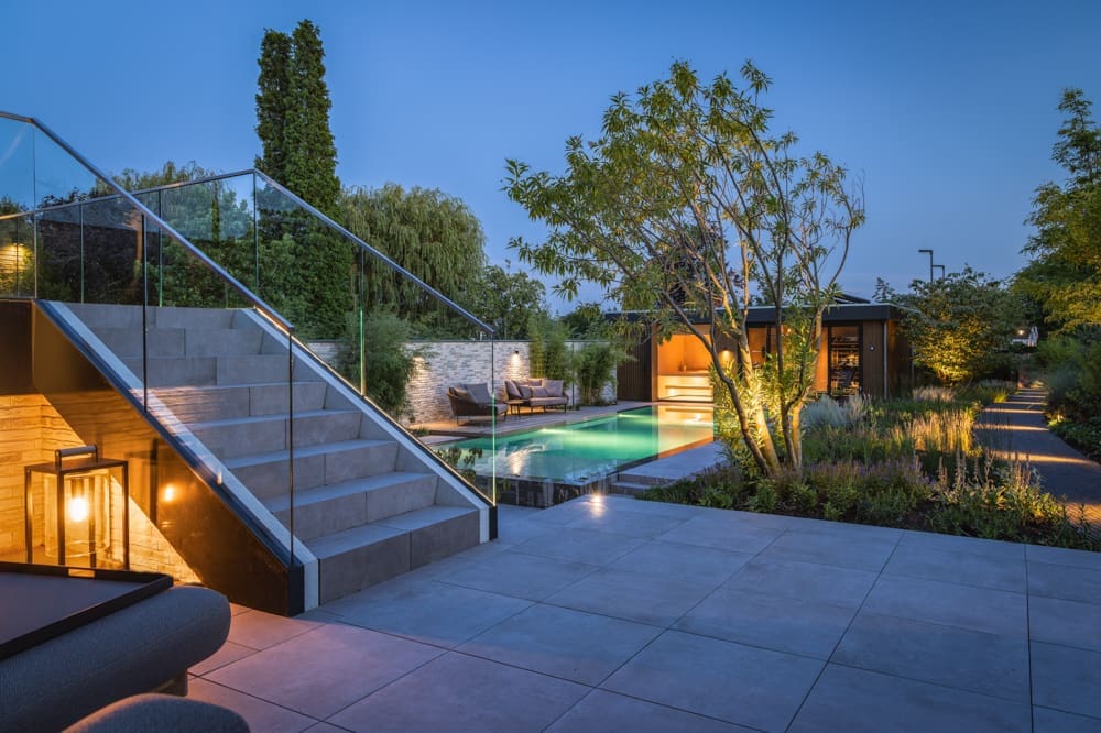 infinitypool en poolhouse in het avondlicht