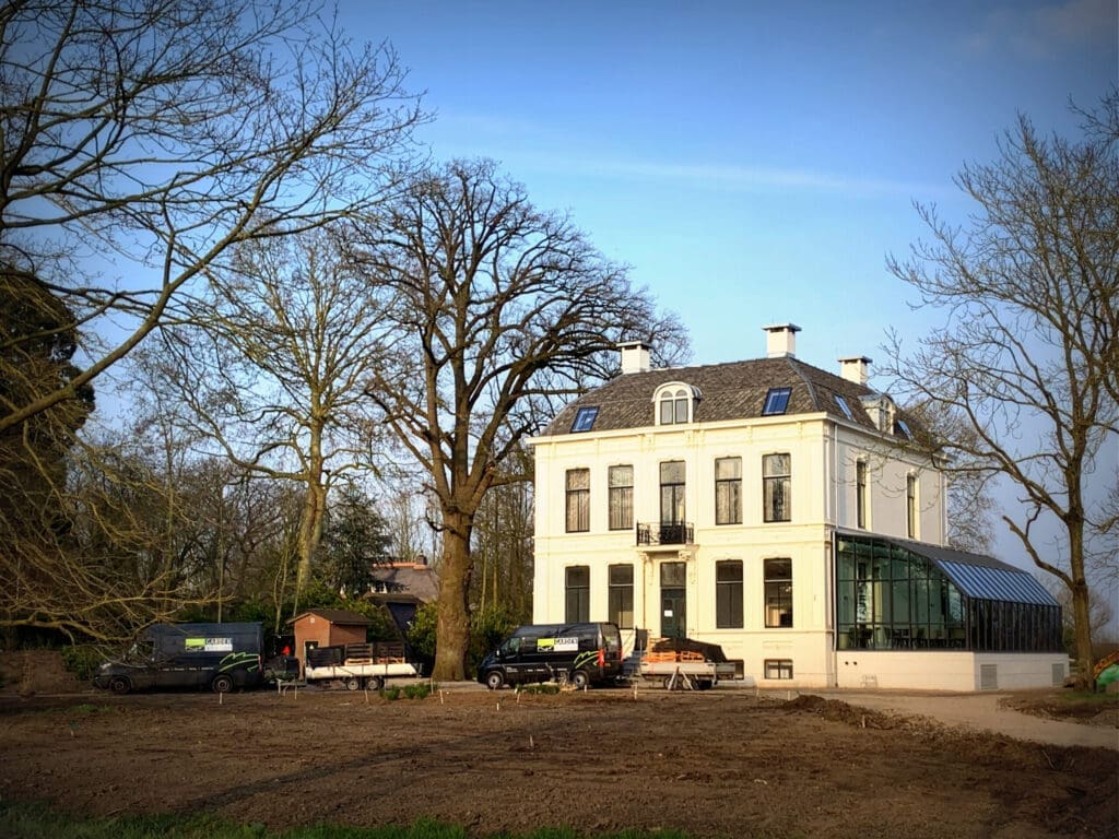 pallets met graszoden voor het aanleggen van het gazon