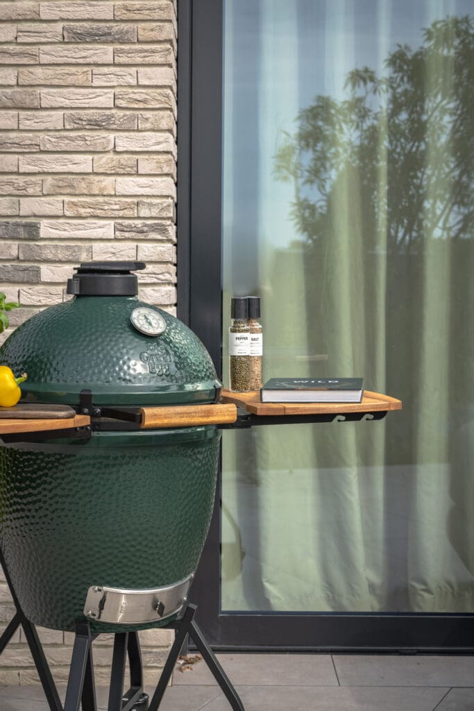 big green egg op het terras
