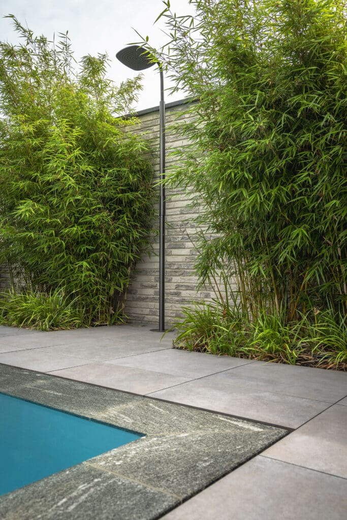 buitendouche zwembad buitendouche aan het zwembad tussen de bamboe