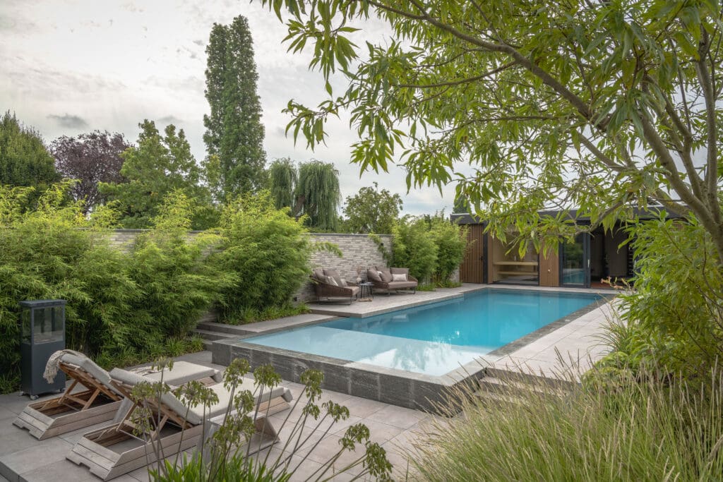 groene wellness oase infinitypool omringd door groene borders