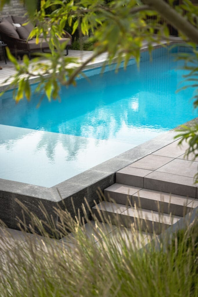 infinitypool omringd door een keramisch terras