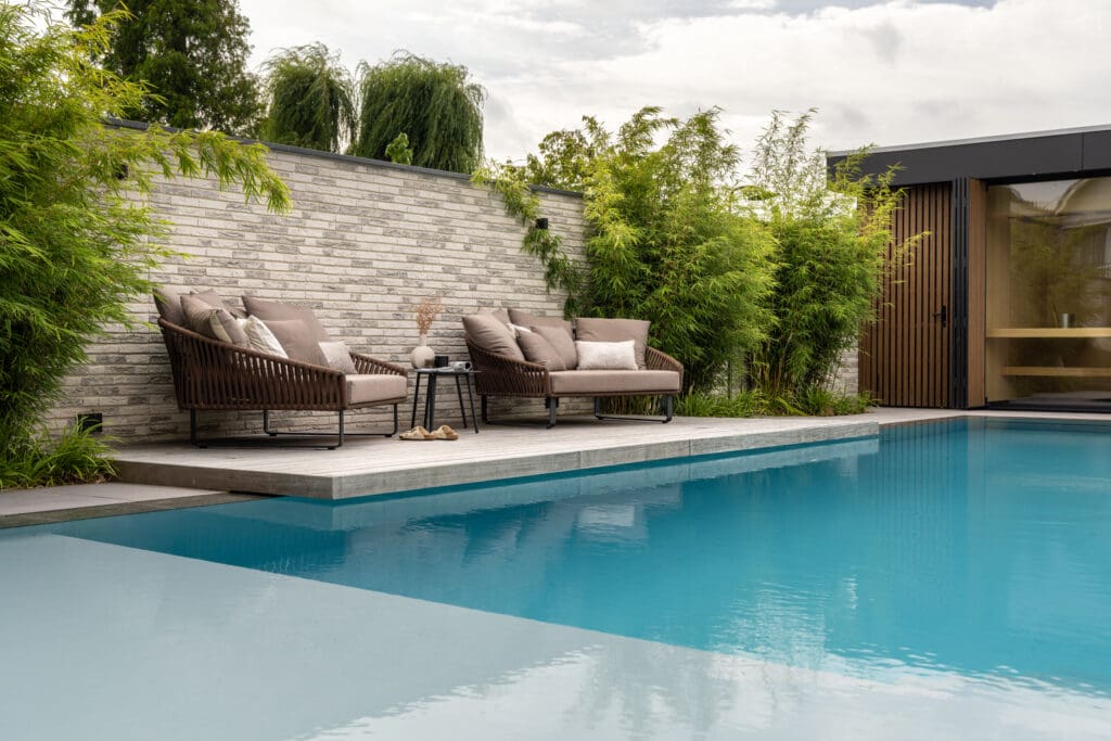 zwevend terras boven het zwembad met twee grote lounche banken