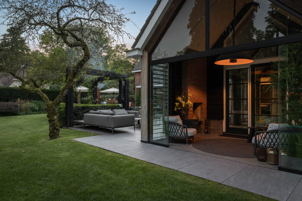 sfeervolle overkapping met glazen schuifpui.