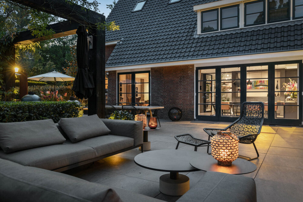 Sfeervolle lounge in het avond licht