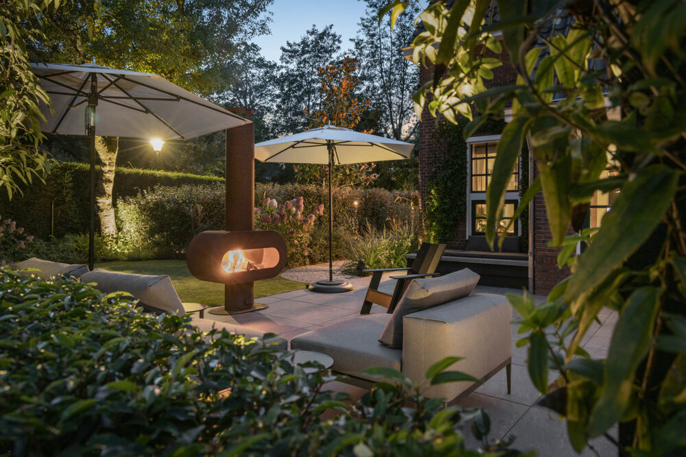 de sfeervolle lounge met Zeno haard in het avondlicht