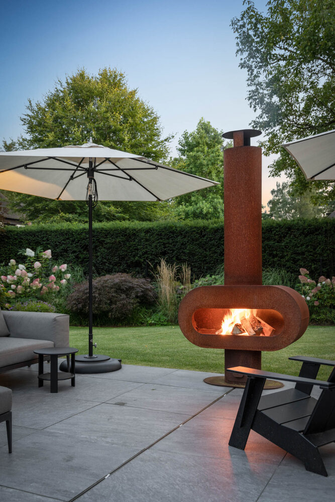 cortenstalen Zeno haard op het terras met op de achtergrond de bloemenzee