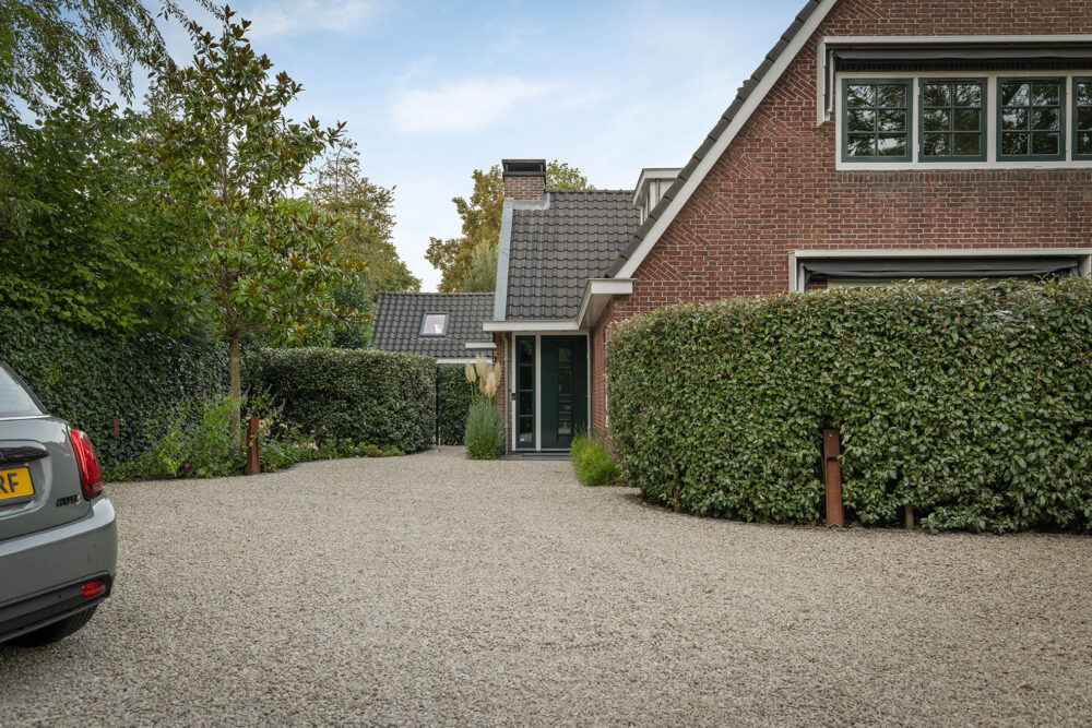 grote oprit van grind met borders