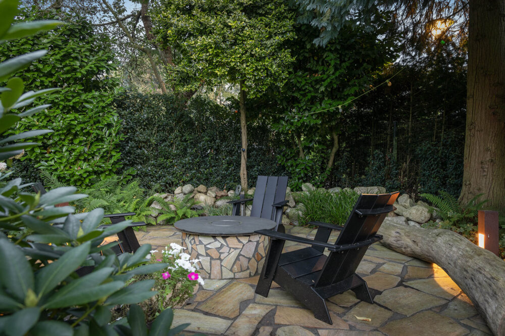 miditerraans hoekje tussen de groene beplanting