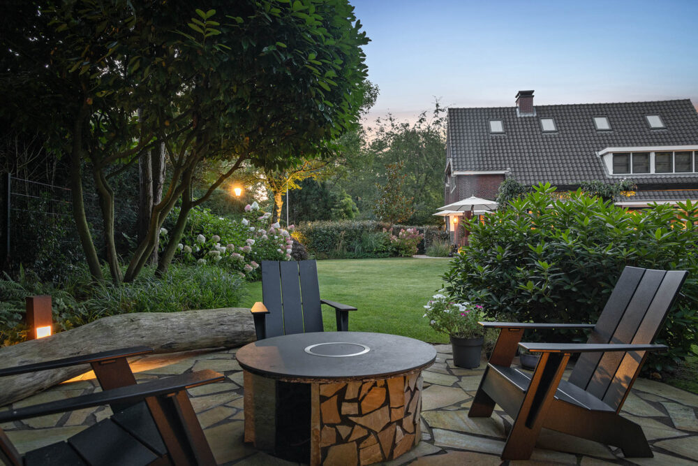 knus mediterraans hoekje in het avondlicht