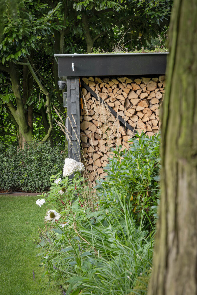 houtschuur met sedemdak