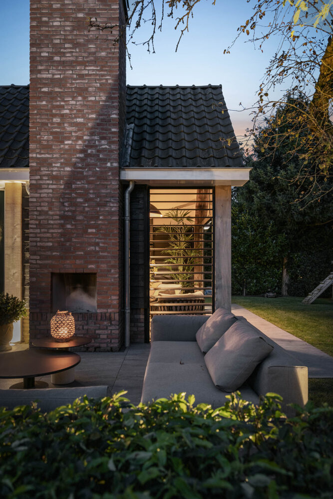 lounge in het avondlicht met openhaard aan het huis