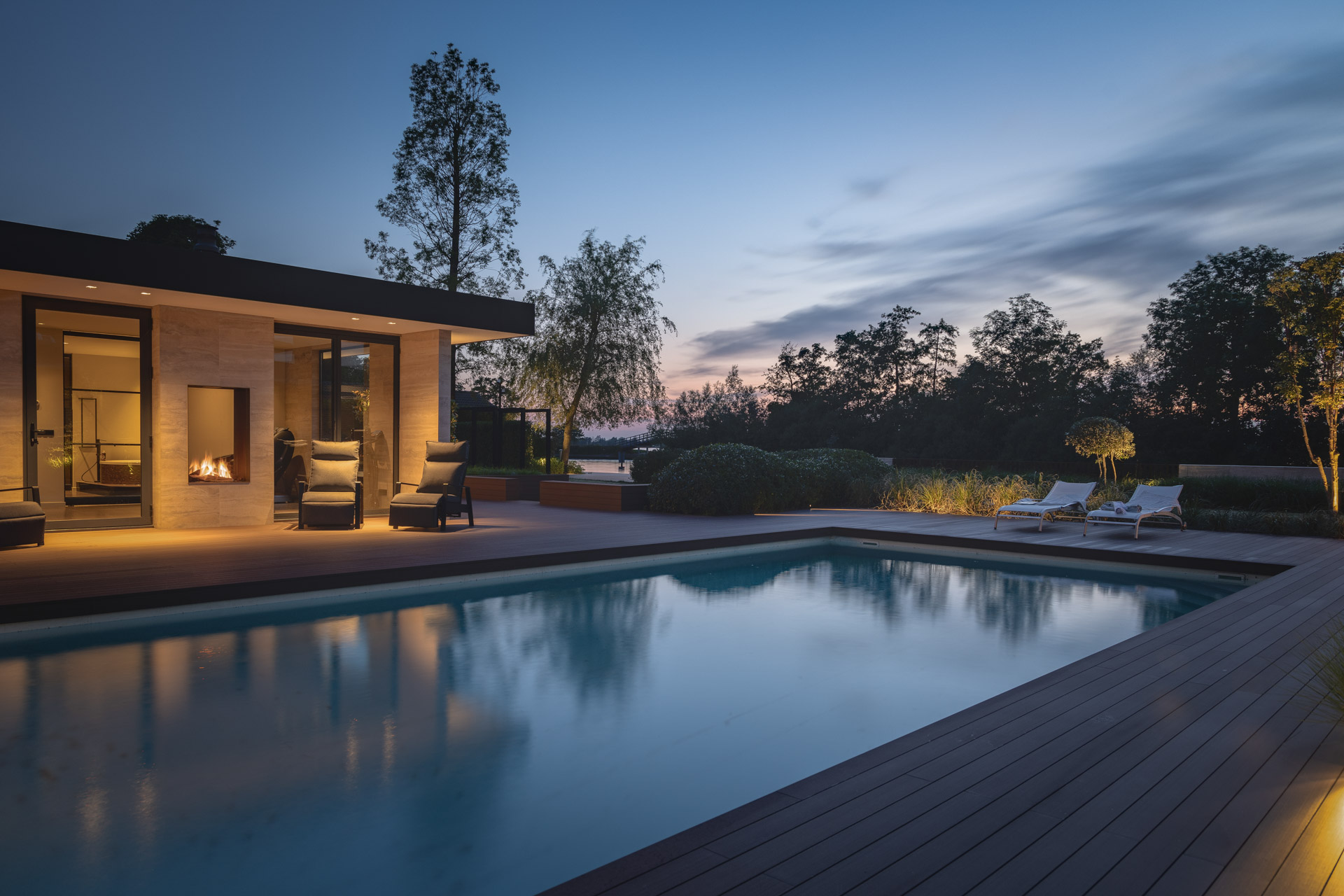 00 omslagfoto portfolio zwembad met poolhouse in het avondlicht