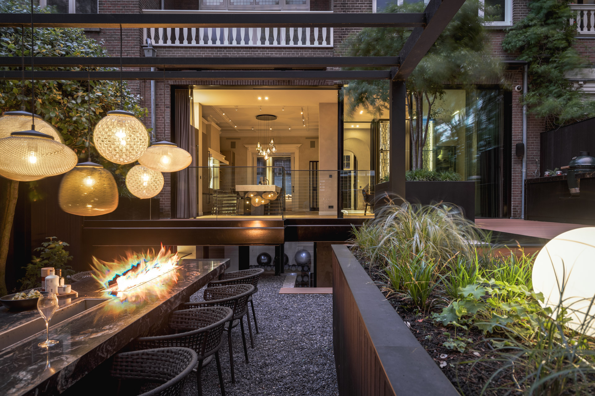 tafelhaard onder de pergola met hanglampen