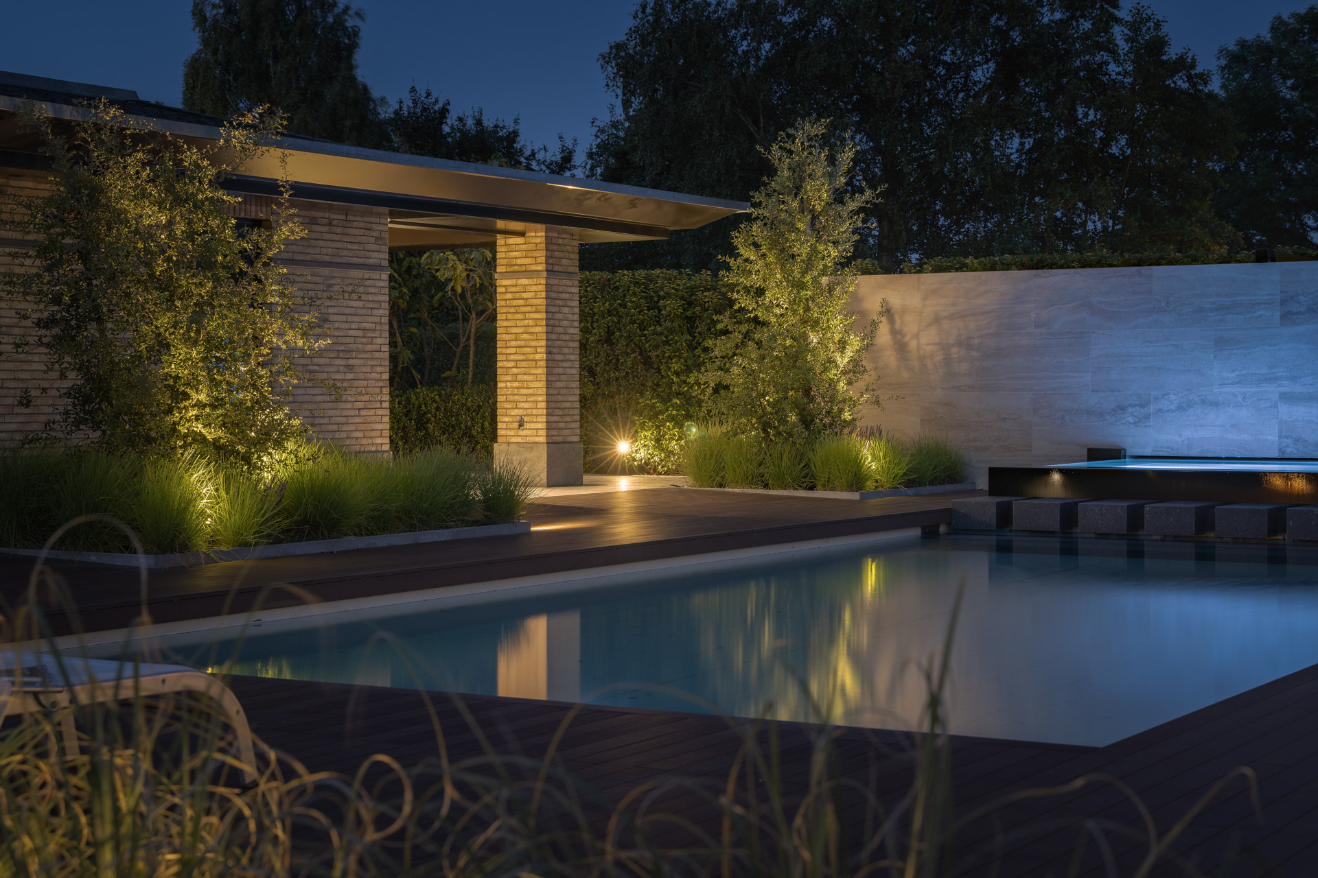 01a mediterane sfeer swimmingpool sfeervol zwembad in de avond met spotjes