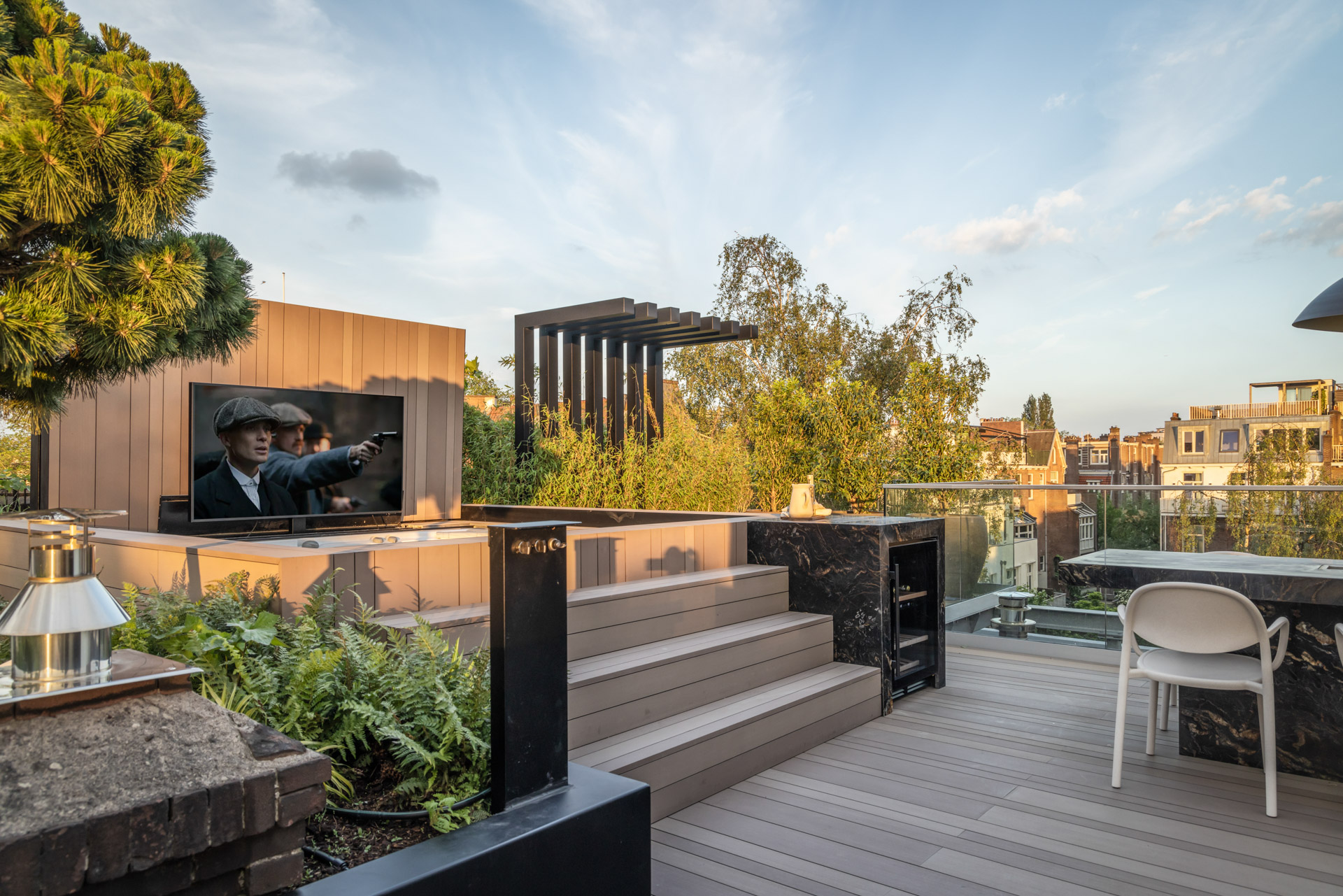 dakterras van esthec met jacuzzi en uitschuivende tv