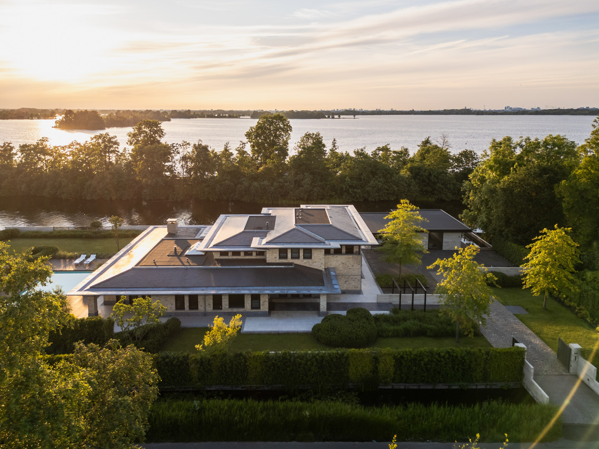 02 villatuin grote groene villatuin met wellness