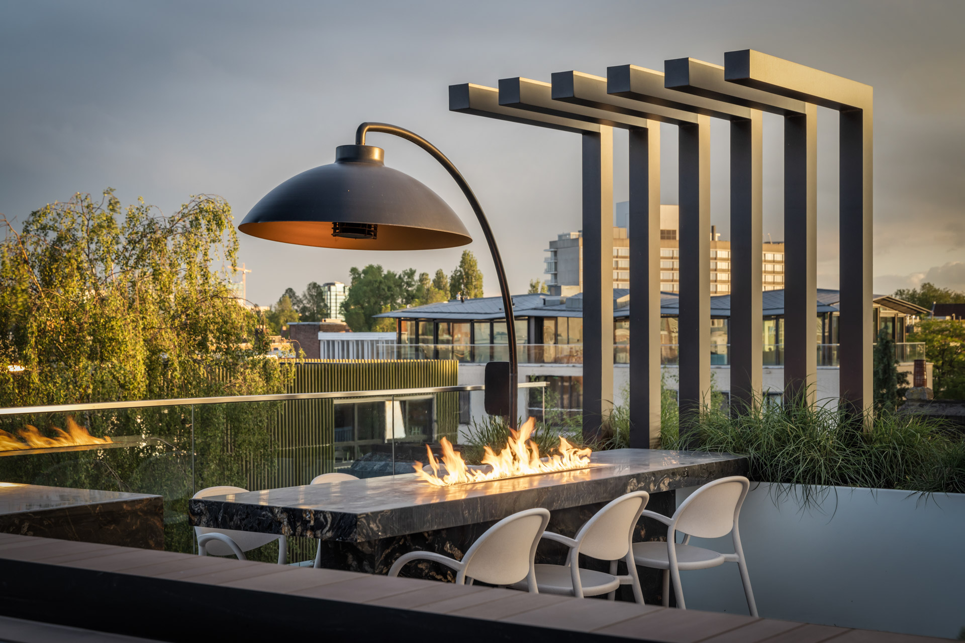 moderne eettafel met gashaard en heater