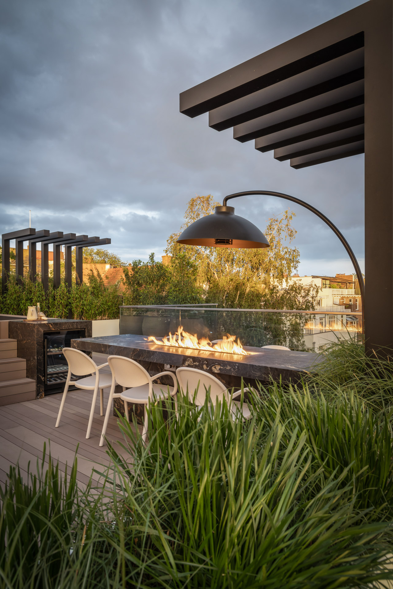 grote eettafel met gashaard onder de heater