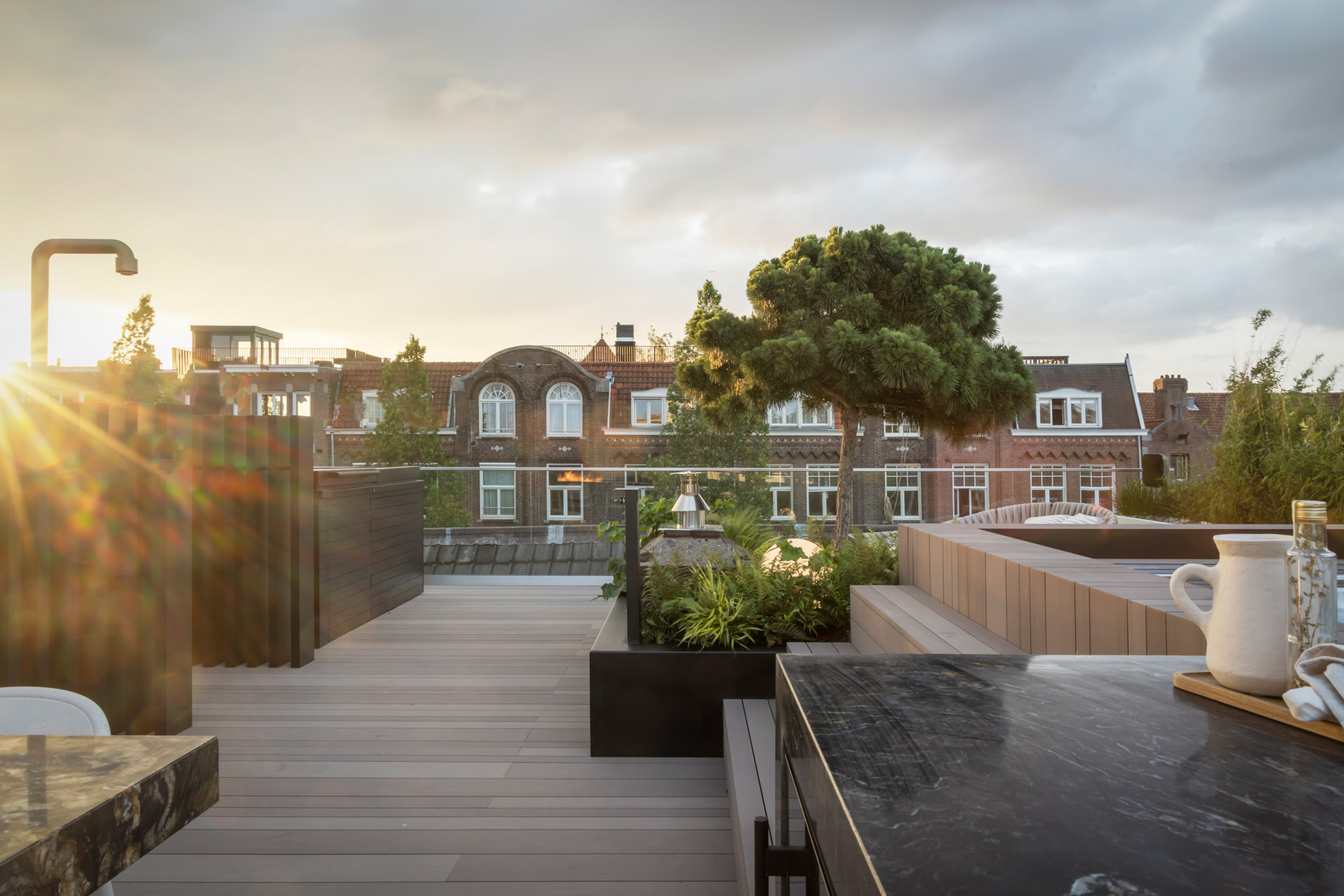 Esthec terras met groene beplanting