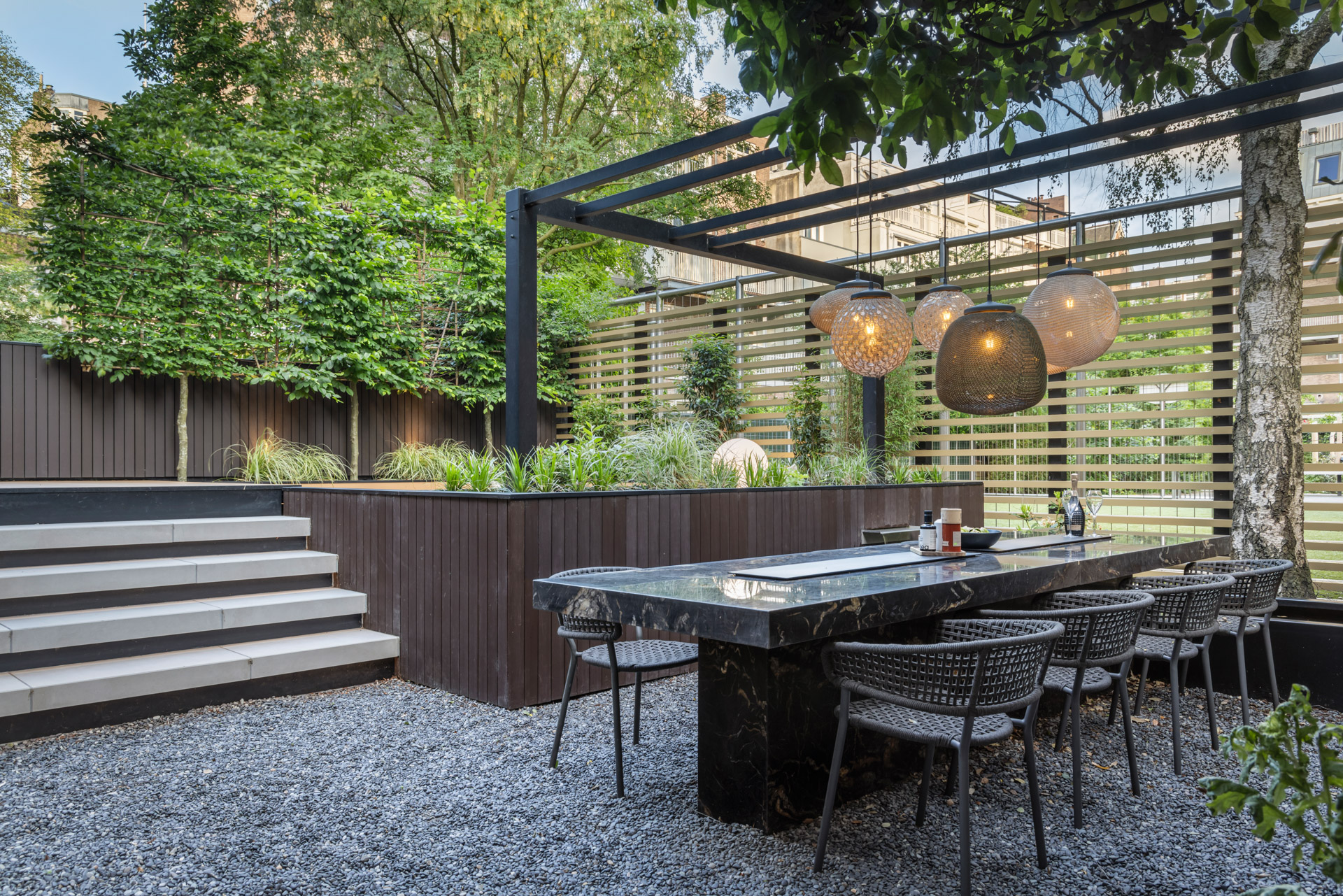 eethoek onder de pergola met hanglampen