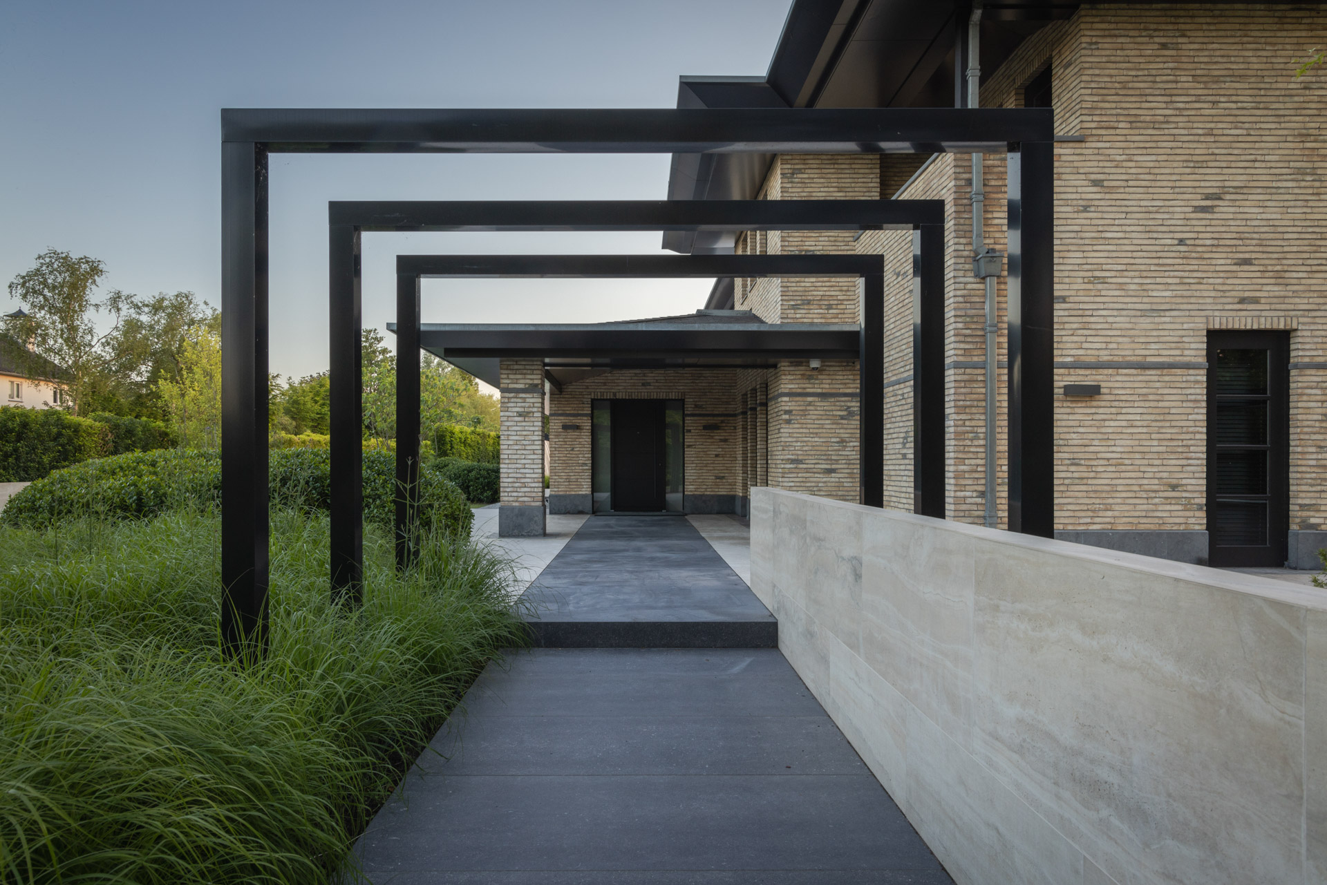 09 entree pergola entree met zwarte pergola