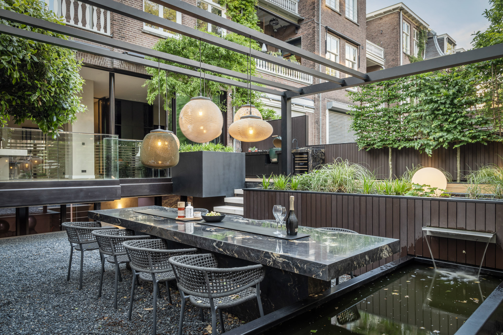 eettafel met spiegelvijver onder de pergola