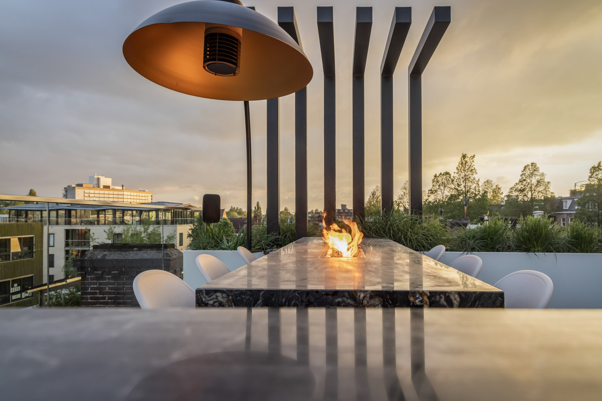 eettafel van marmer met gashaard onder de heater