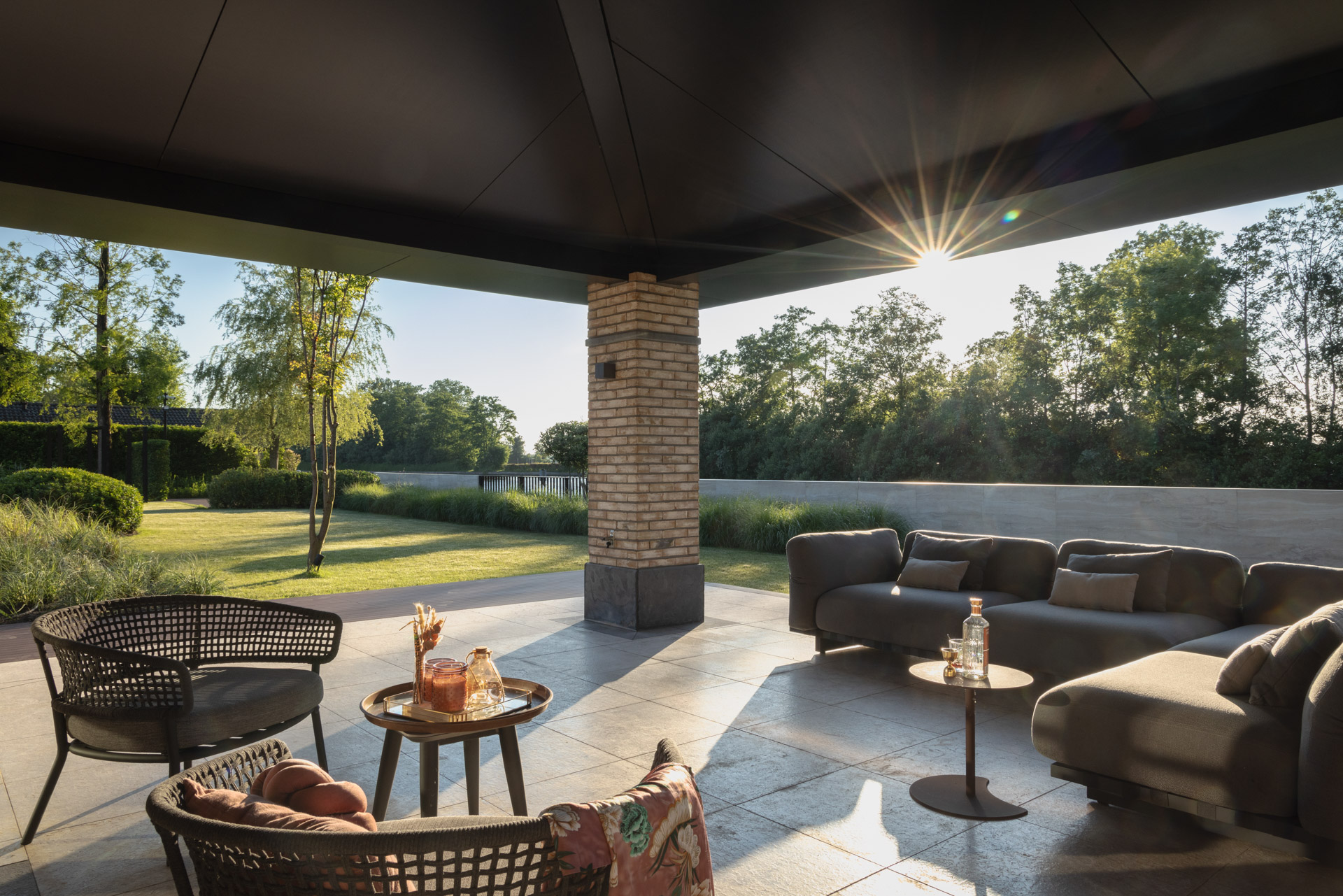10 loungehoek overkapte lounge op het terras aan het huis