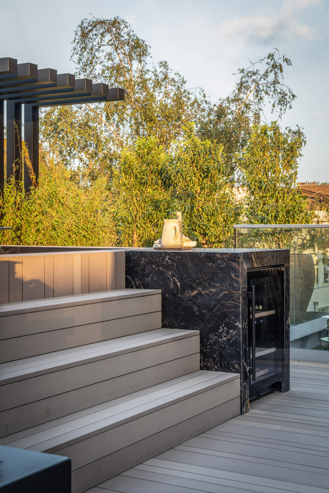 esthec trap naast wijnkoeler