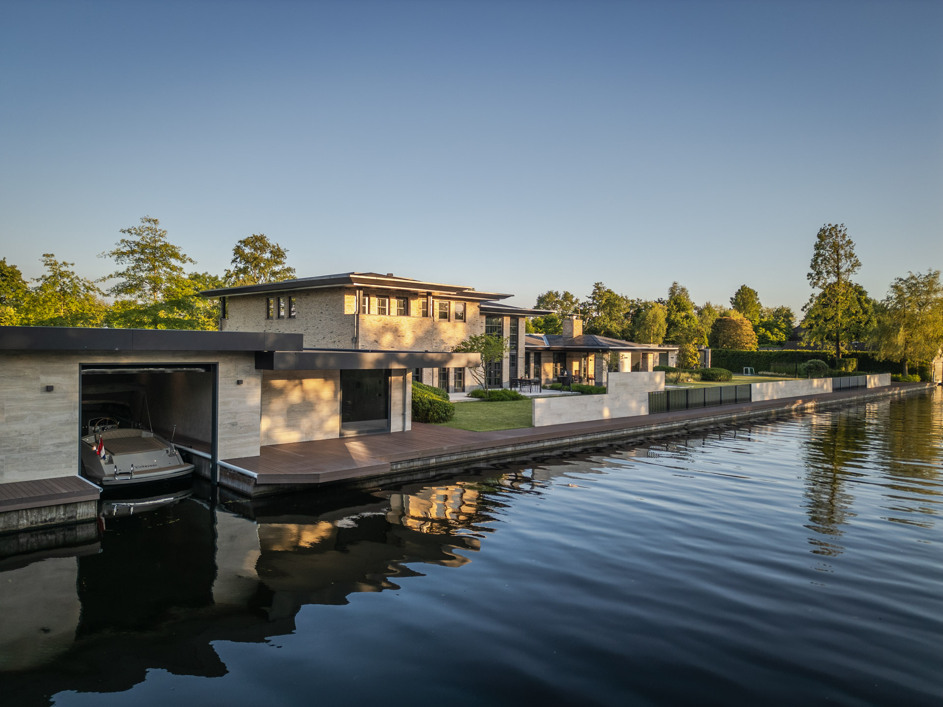 12 boathouse boothuis aan esthec vlonder met garage