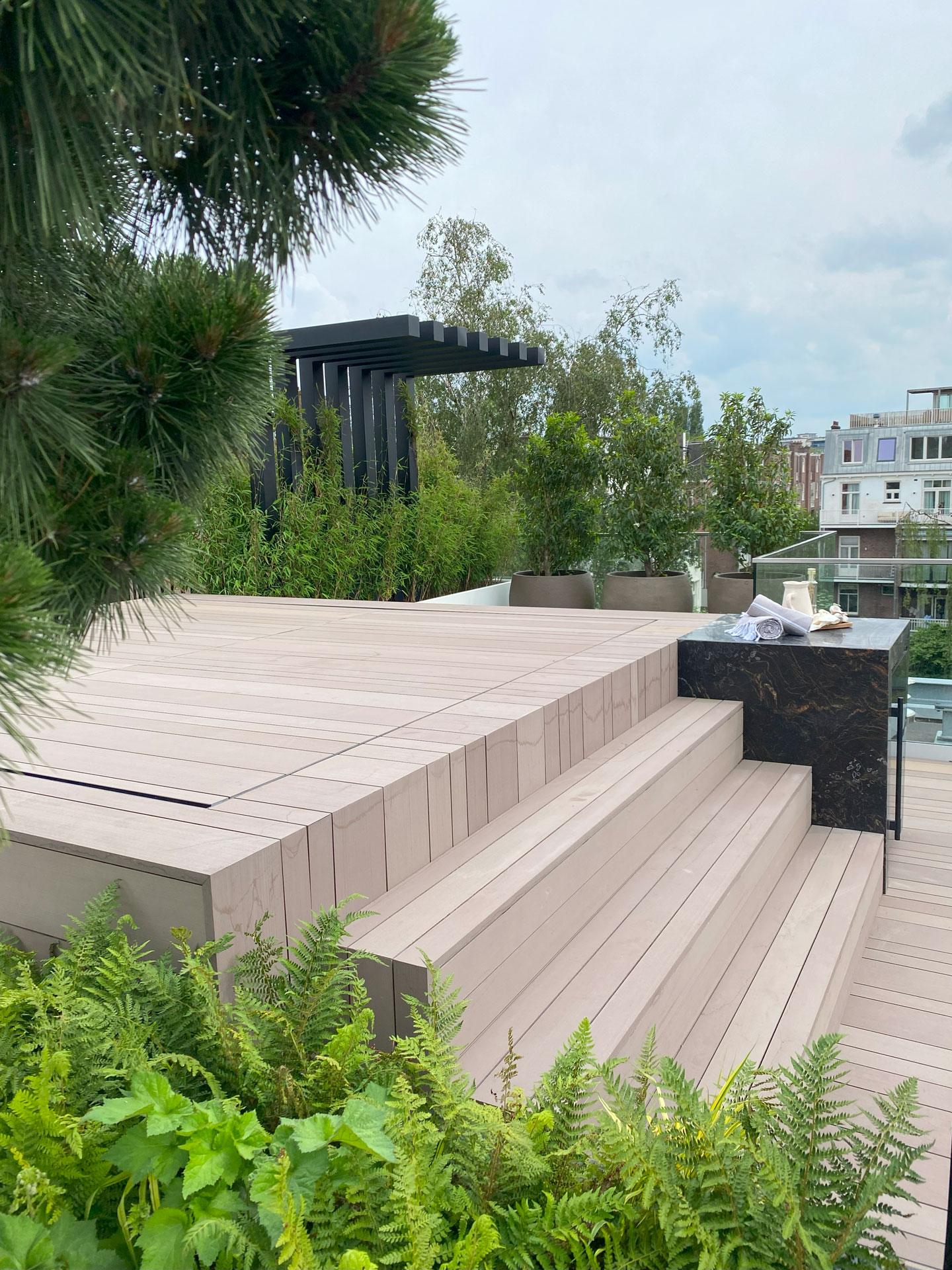 jacuzzi met luik die open en dicht kan